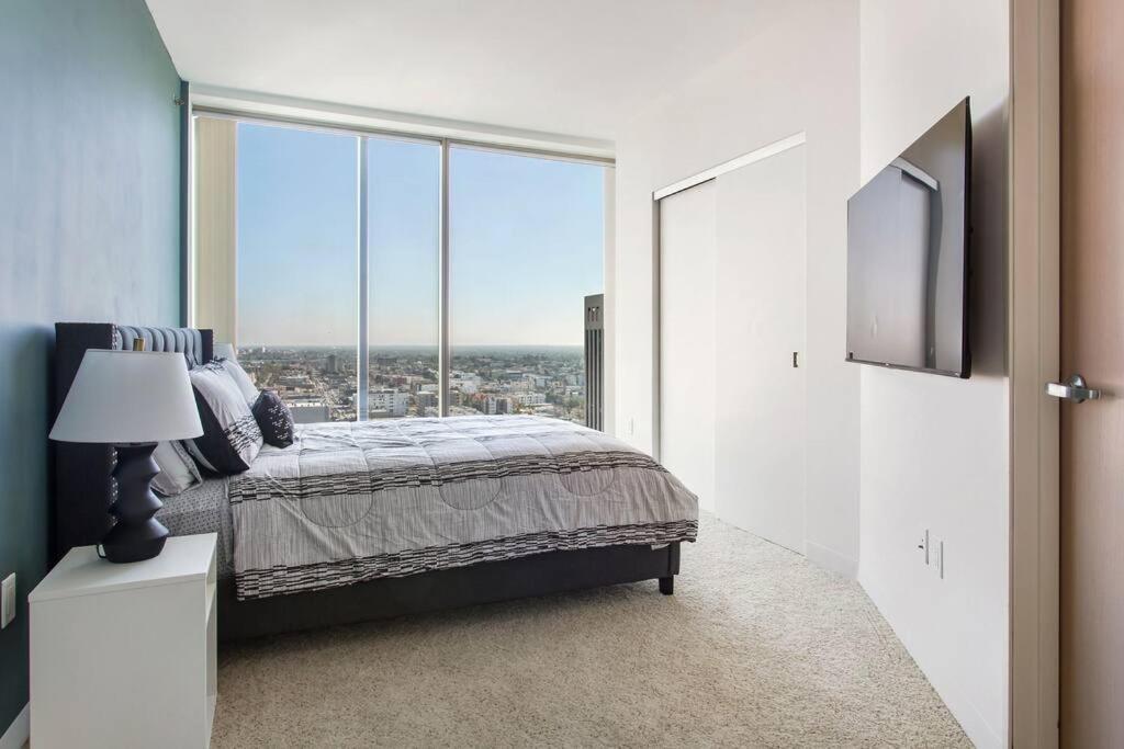 Lovely Upscale High Rise Private Parking & Pool Apartment Los Angeles Exterior photo
